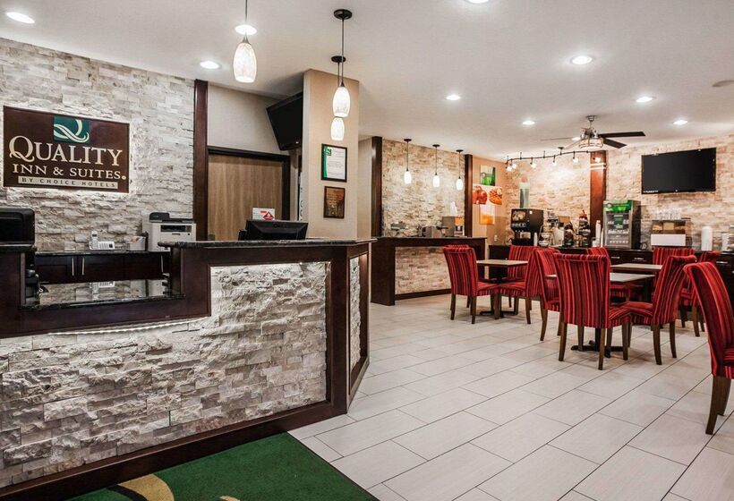 هتل Quality Inn & Suites Des Moines Airport