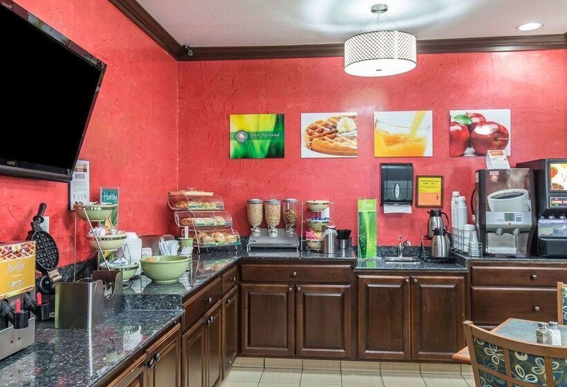 בית מלון כפרי Quality Inn At Collins Road  Cedar Rapids