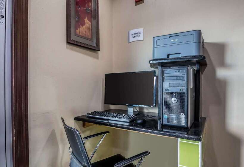 בית מלון כפרי Quality Inn Coralville   Iowa River Landing