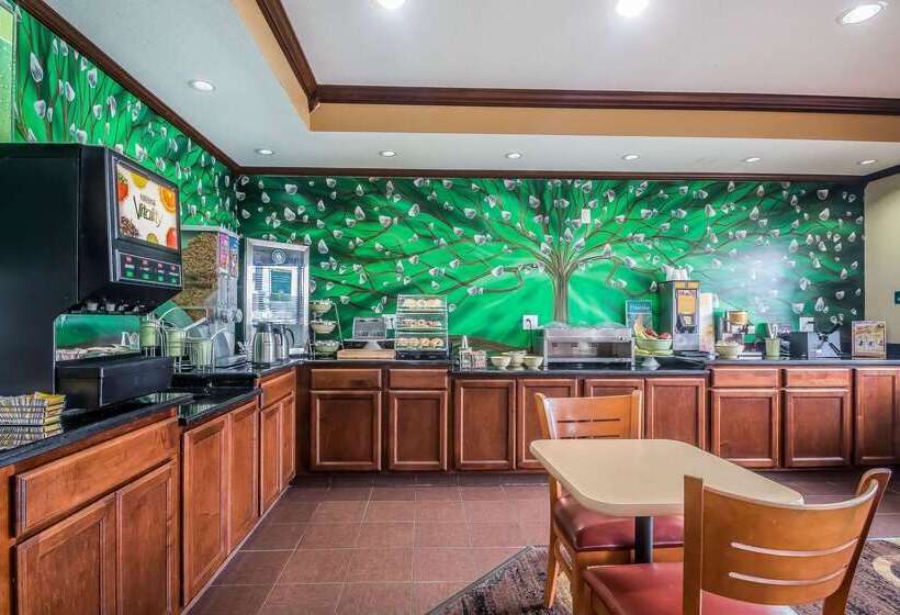 בית מלון כפרי Quality Inn Coralville   Iowa River Landing