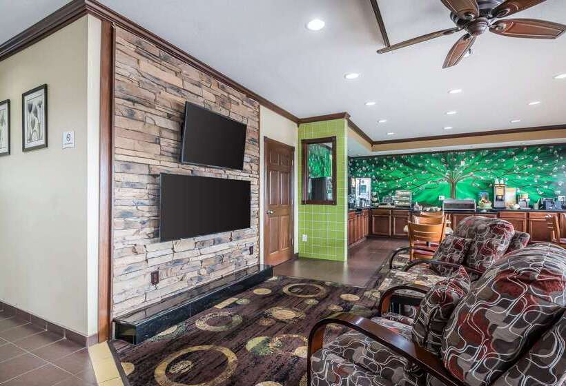 בית מלון כפרי Quality Inn Coralville   Iowa River Landing