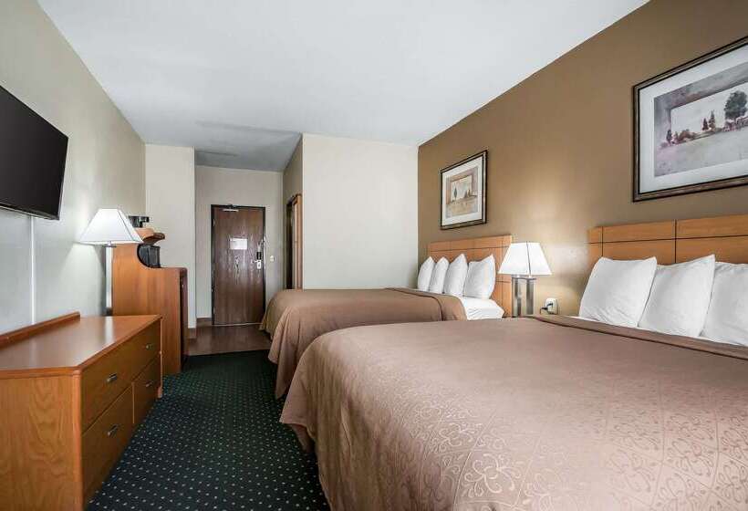 בית מלון כפרי Quality Inn Coralville   Iowa River Landing