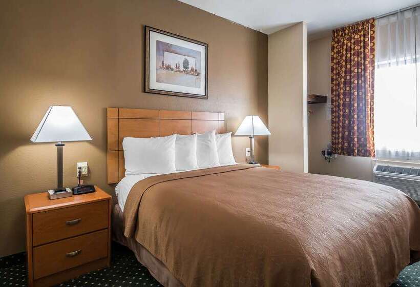 בית מלון כפרי Quality Inn Coralville   Iowa River Landing