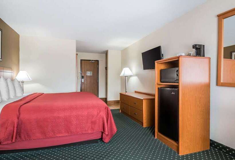 בית מלון כפרי Quality Inn Coralville   Iowa River Landing