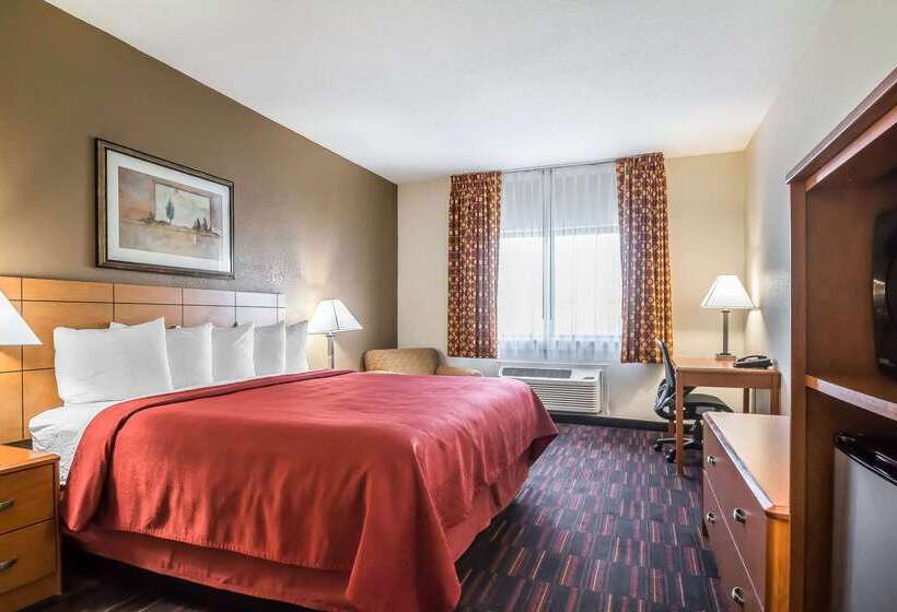 בית מלון כפרי Quality Inn Coralville   Iowa River Landing