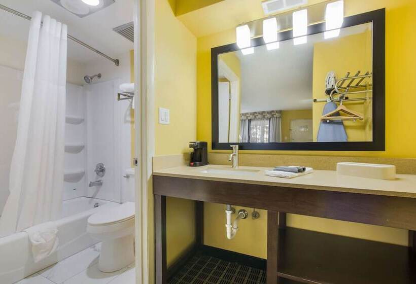 Отель Quality Inn