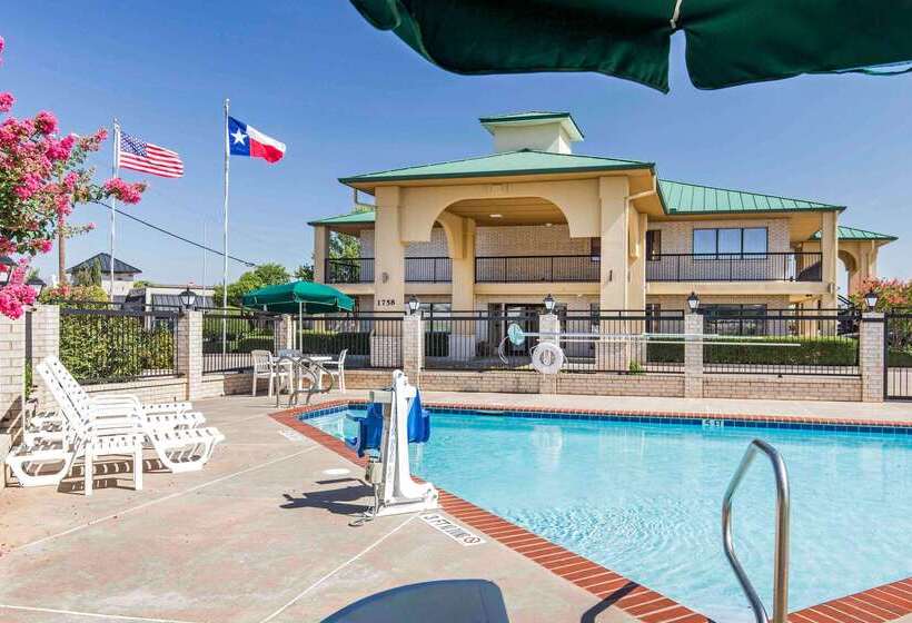 בית מלון כפרי Quality Inn & Suites