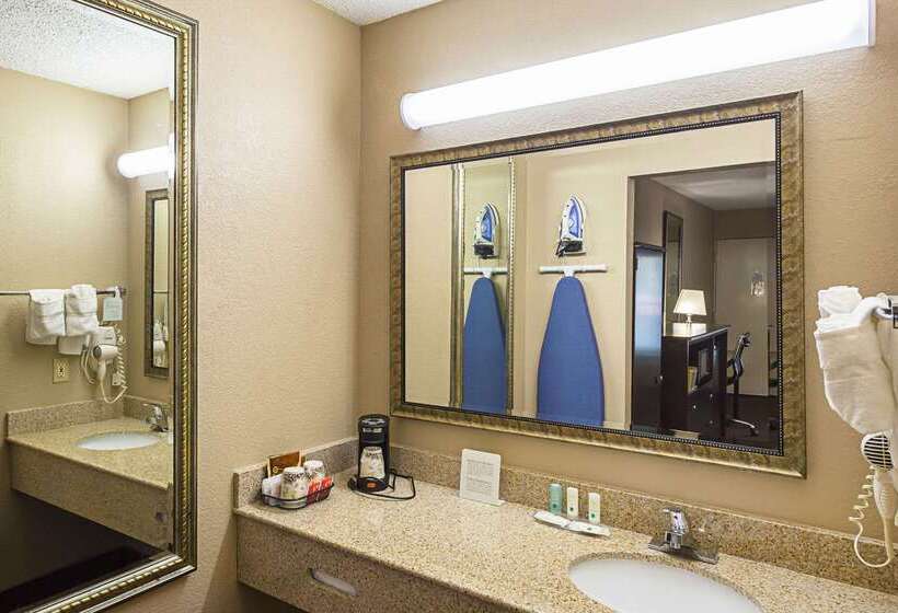 בית מלון כפרי Quality Inn & Suites Greenville   Haywood Mall