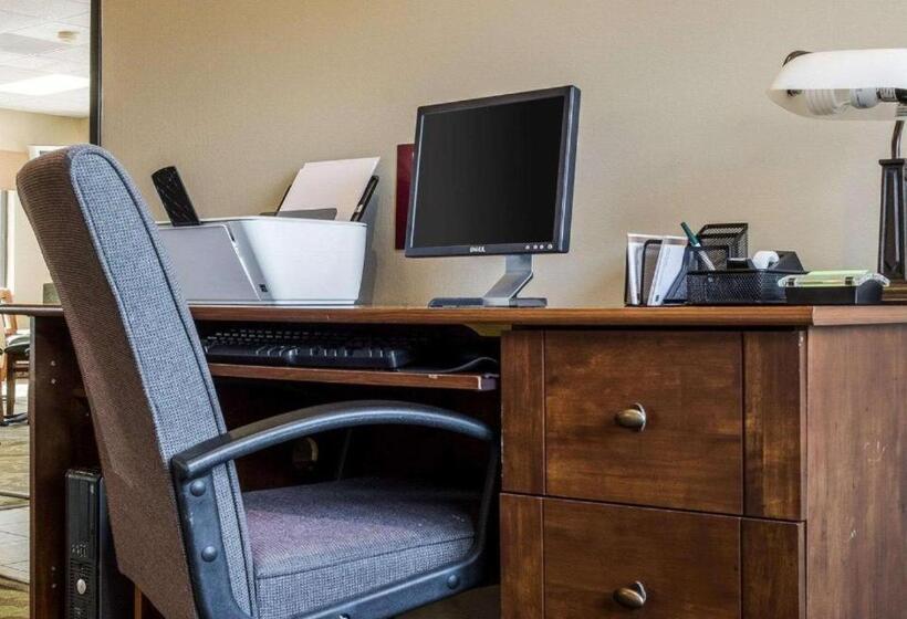 호텔 Quality Suites Near West Acres