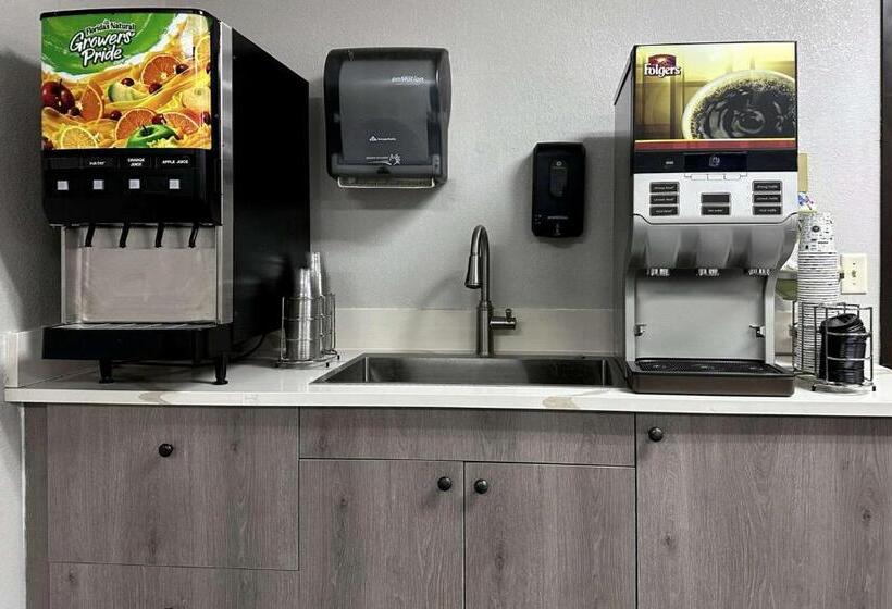 호텔 Quality Suites Near West Acres