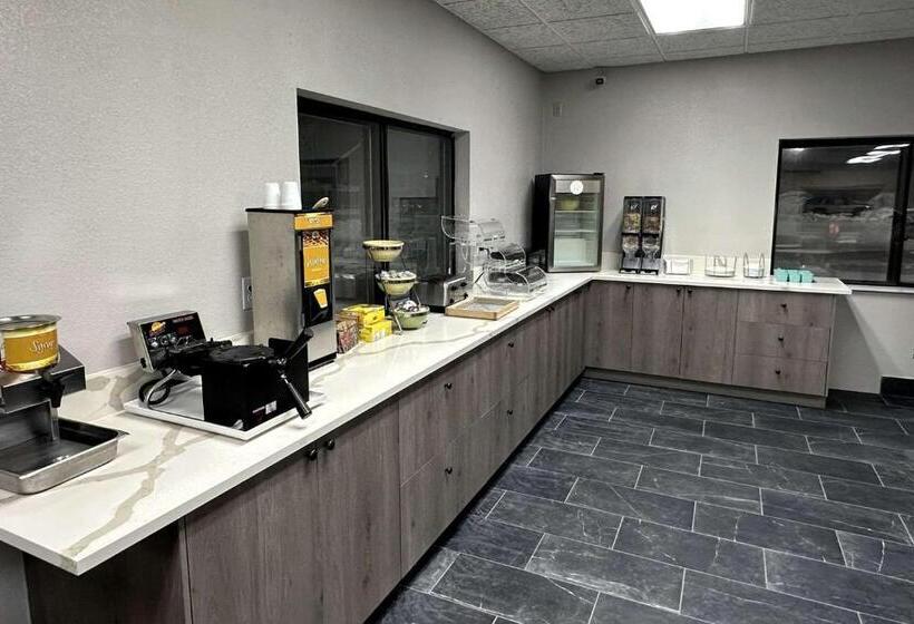 호텔 Quality Suites Near West Acres