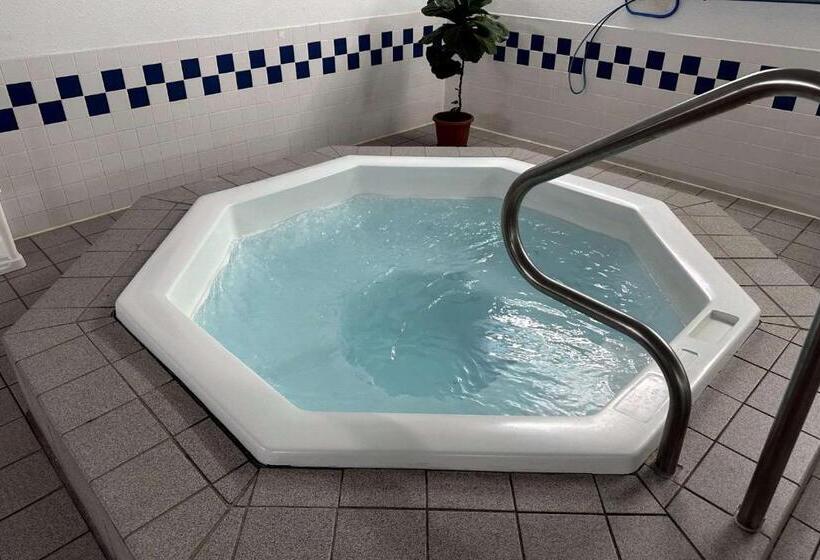 호텔 Quality Suites Near West Acres