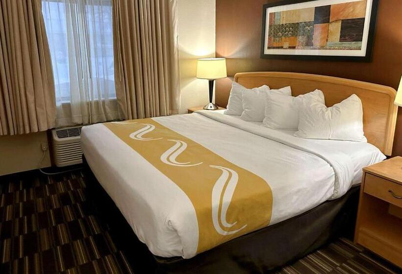 호텔 Quality Suites Near West Acres