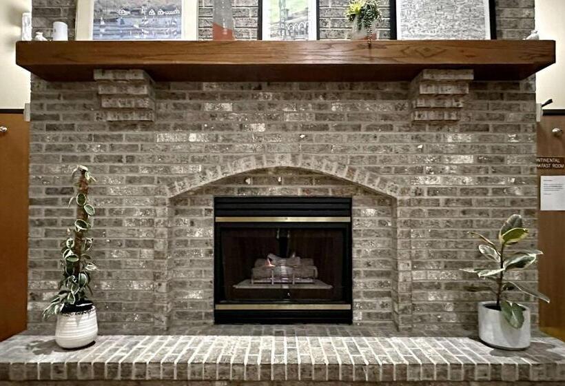 호텔 Quality Suites Near West Acres