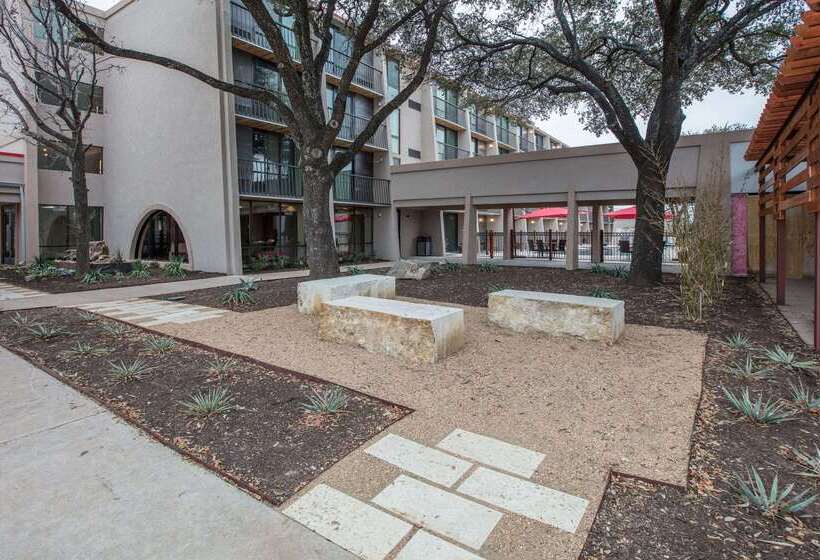 Отель Ramada By Wyndham Austin South