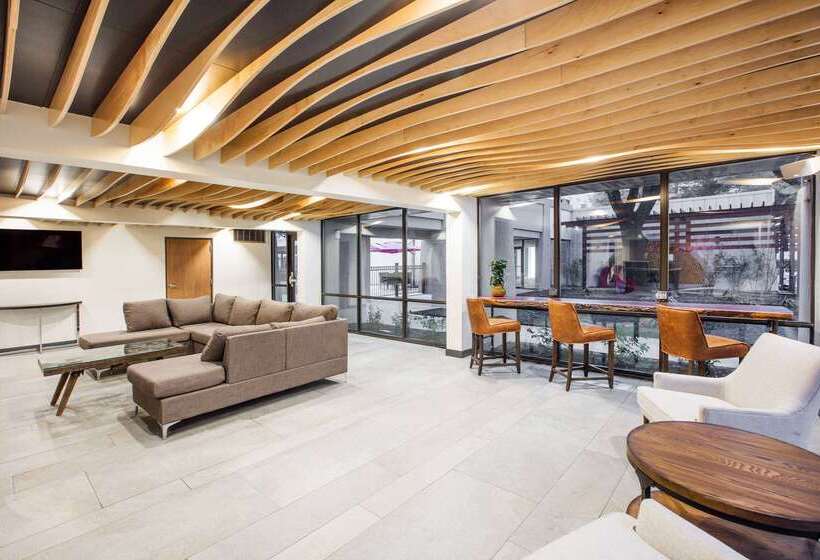 Отель Ramada By Wyndham Austin South