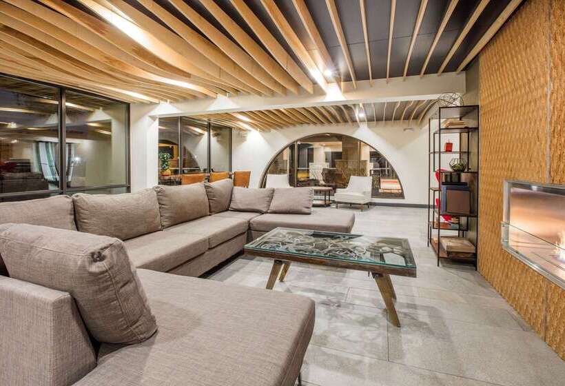 Отель Ramada By Wyndham Austin South