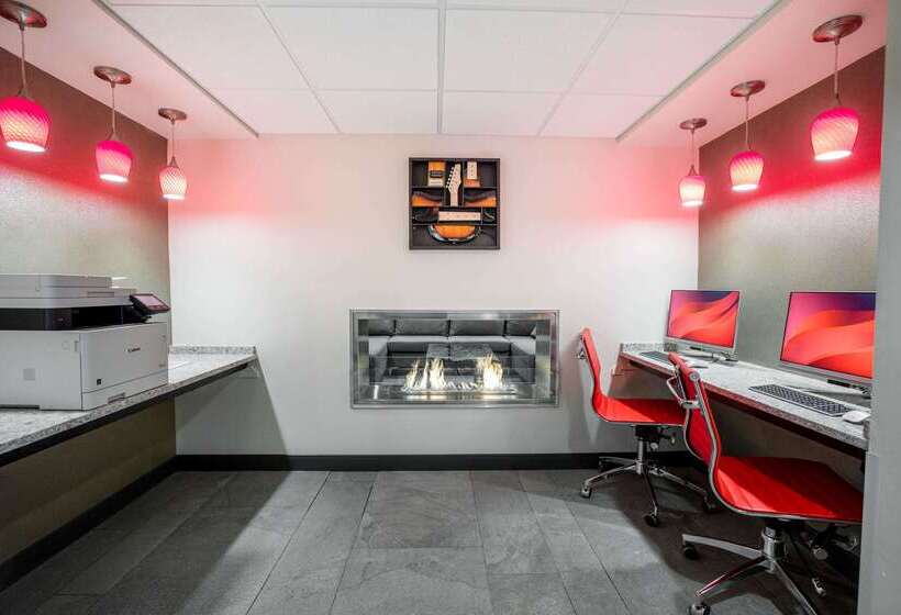 Отель Ramada By Wyndham Austin South