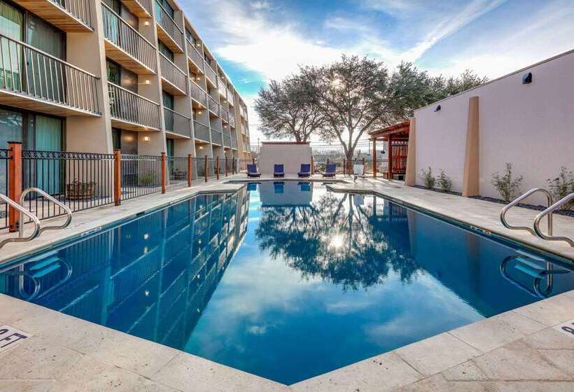 Отель Ramada By Wyndham Austin South