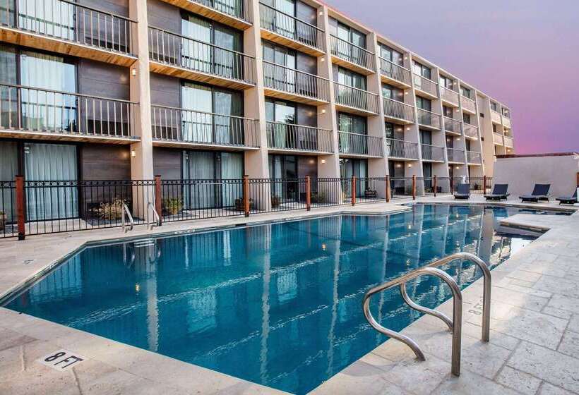 Отель Ramada By Wyndham Austin South