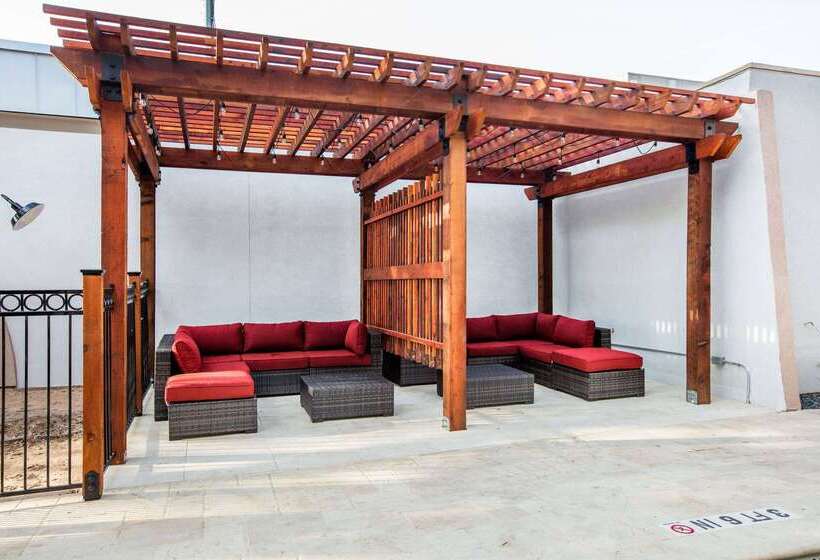 Отель Ramada By Wyndham Austin South