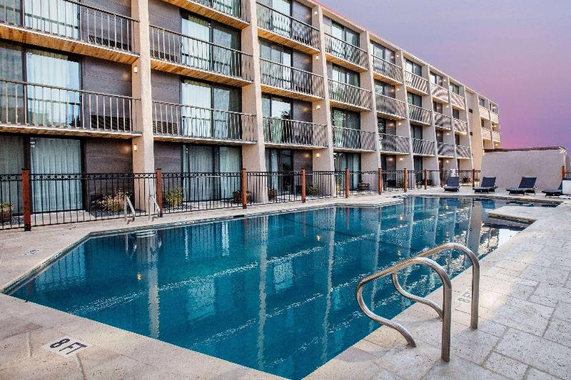 Отель Ramada By Wyndham Austin South