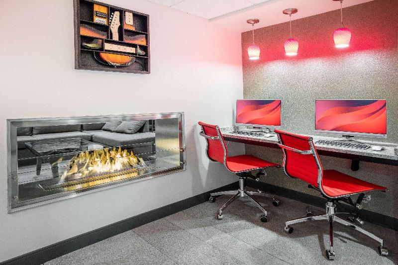 Отель Ramada By Wyndham Austin South