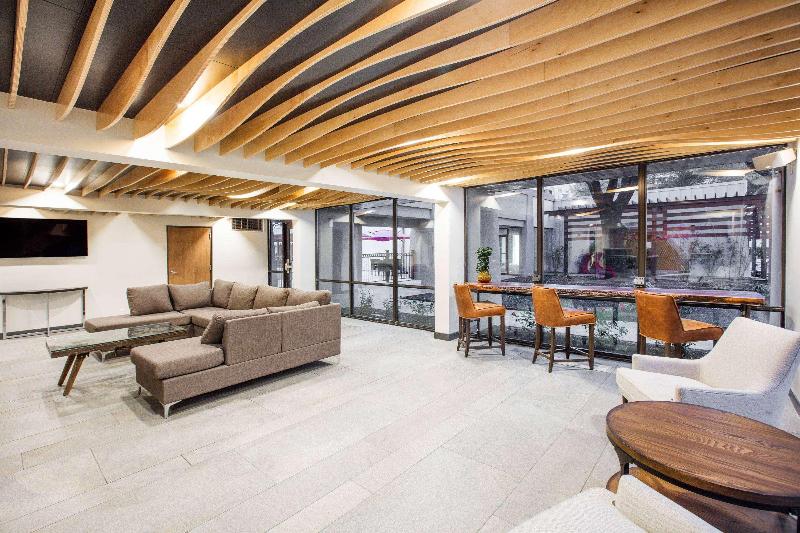 Отель Ramada By Wyndham Austin South