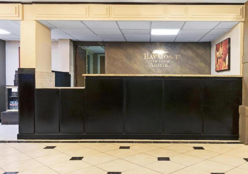 Отель Ramada By Wyndham Austin South