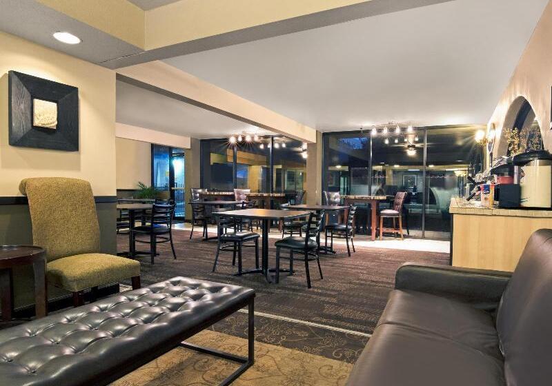 Отель Ramada By Wyndham Austin South