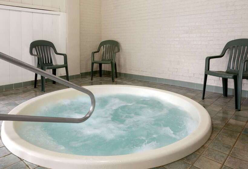 בית מלון כפרי Ramada By Wyndham Bismarck