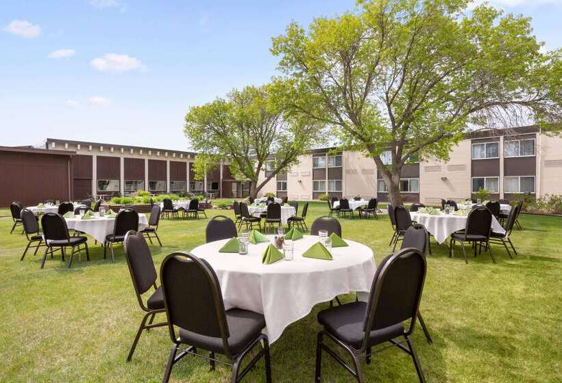 בית מלון כפרי Ramada By Wyndham Bismarck