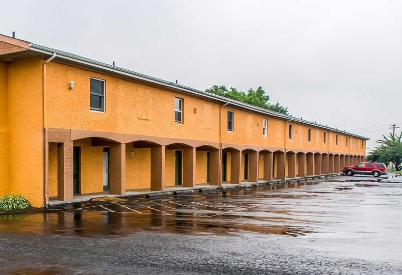 호텔 Rodeway Inn Amish Country