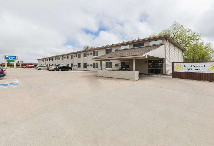 Отель Super 8 By Wyndham Grand Island