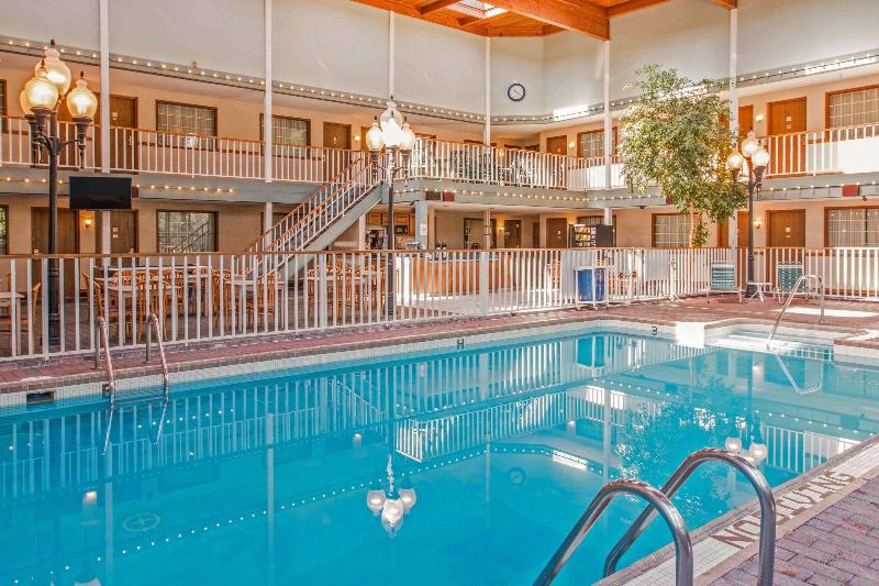 בית מלון כפרי Rodeway Inn