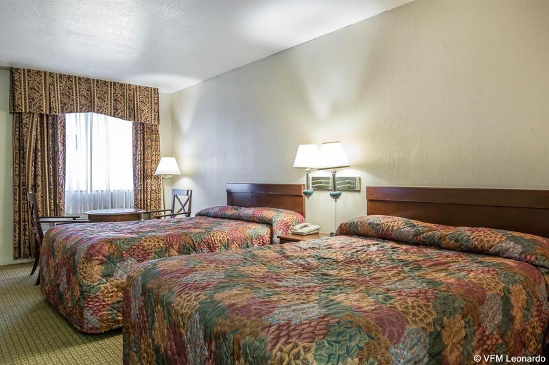 בית מלון כפרי Rodeway Inn Magic Mountain Area