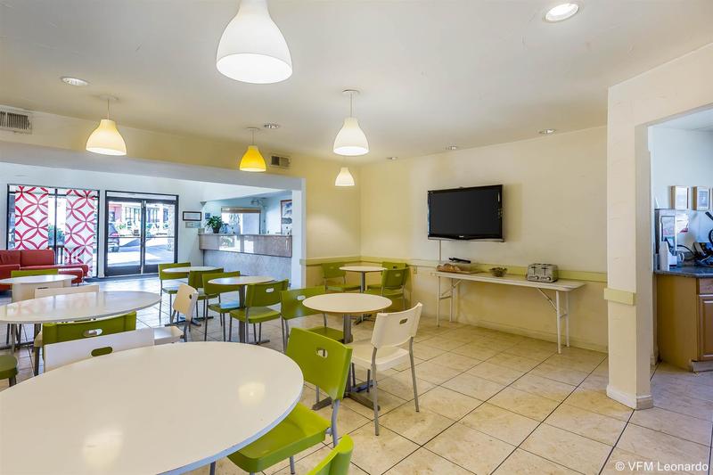 בית מלון כפרי Rodeway Inn Magic Mountain Area