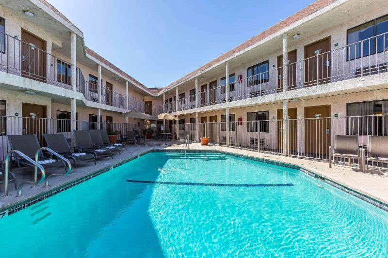 فندق Rodeway Inn Magic Mountain Area