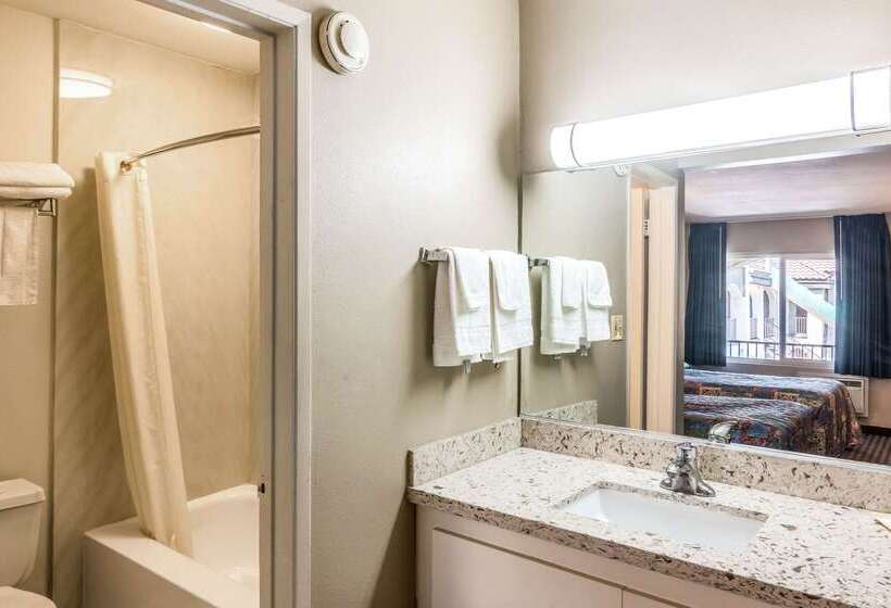 فندق Rodeway Inn Regalodge