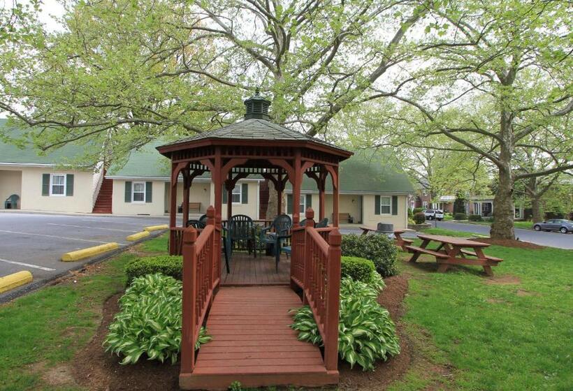 Отель Rodeway Inn & Suites Hershey