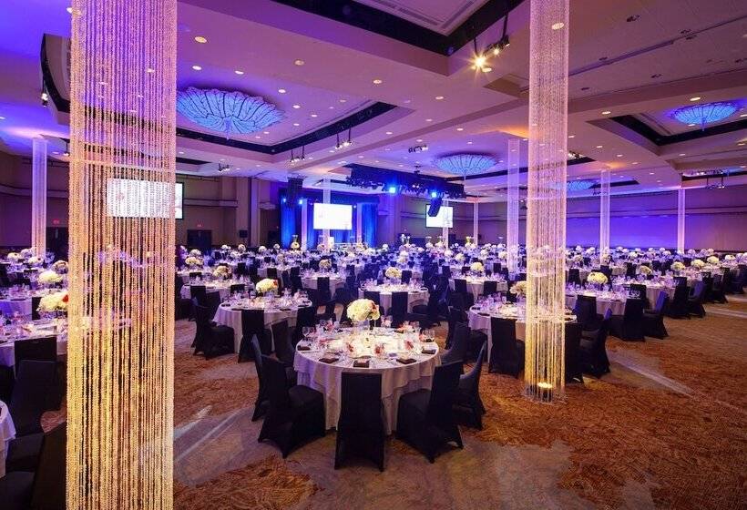 בית מלון כפרי Sheraton Waikiki Beach Resort