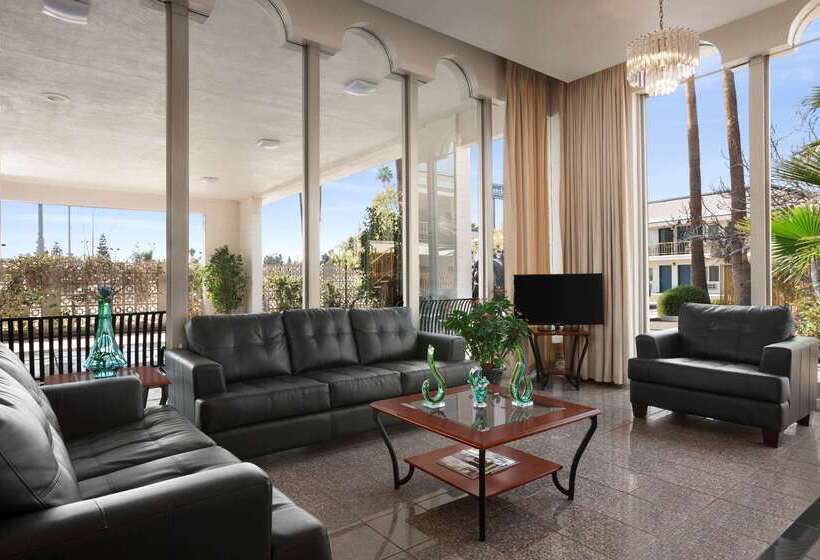 فندق Travelodge By Wyndham Bakersfield