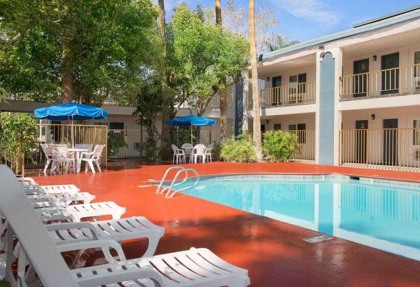 فندق Travelodge By Wyndham Bakersfield