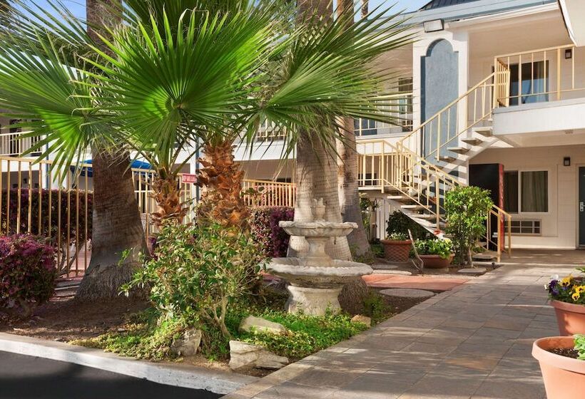 فندق Travelodge By Wyndham Bakersfield