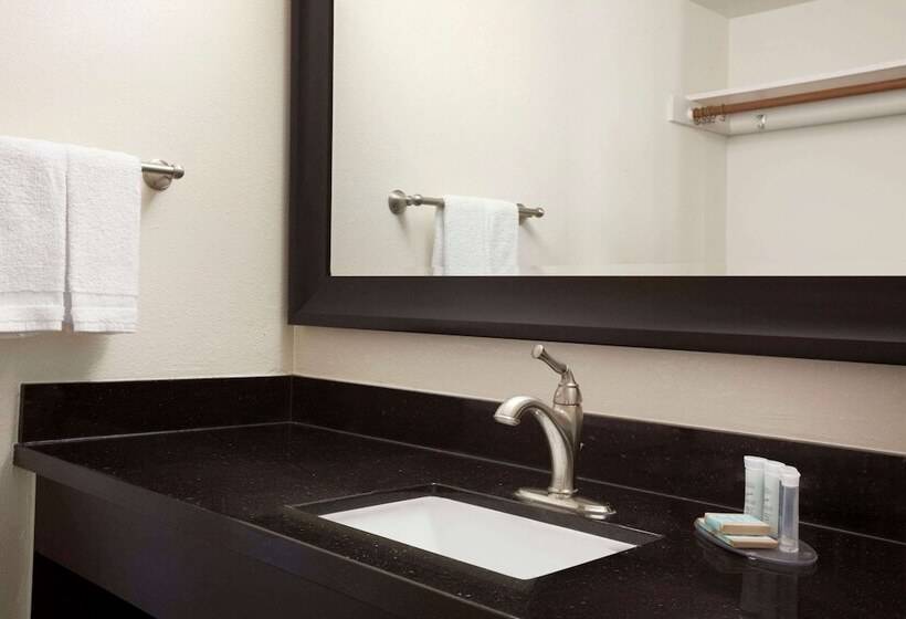 فندق Travelodge By Wyndham Bakersfield