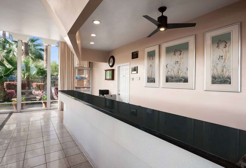 فندق Travelodge By Wyndham Bakersfield