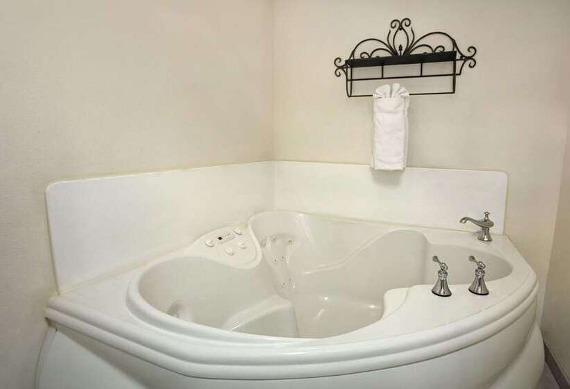 فندق Travelodge By Wyndham Lemoore Near Naval Air Station