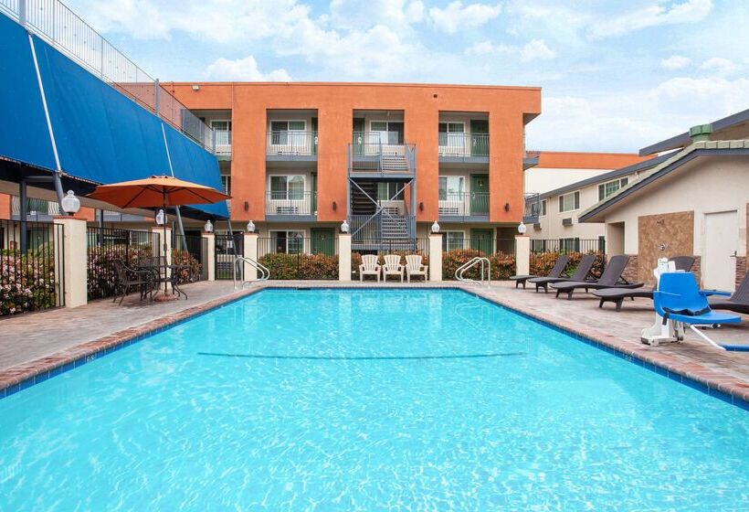 בית מלון כפרי Travelodge Inn & Suites By Wyndham Anaheim On Disneyland Dr