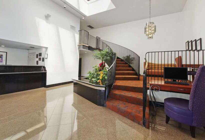 בית מלון כפרי Travelodge Inn & Suites By Wyndham Anaheim On Disneyland Dr