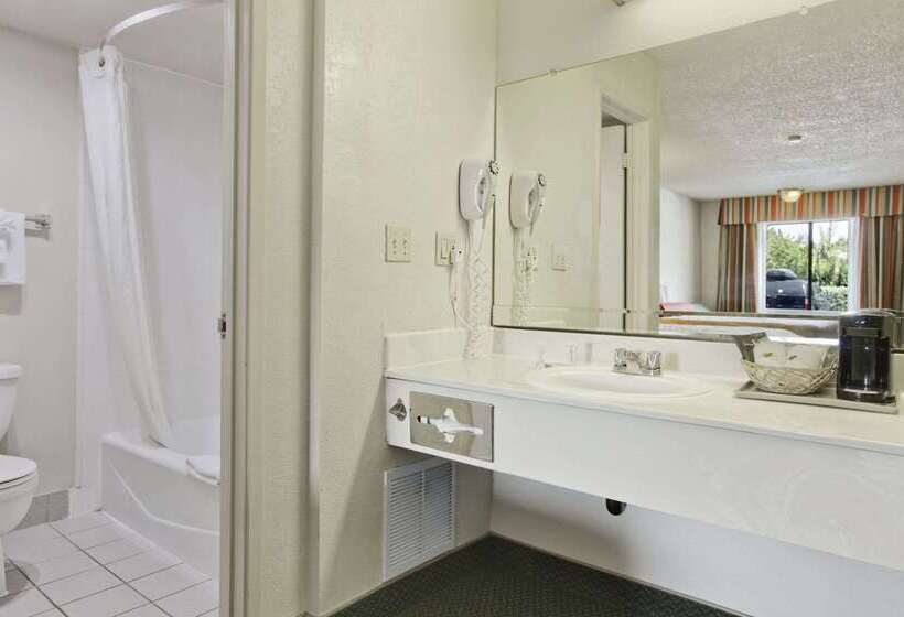 בית מלון כפרי Travelodge Inn & Suites By Wyndham Anaheim On Disneyland Dr